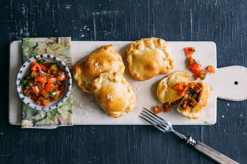 Argentinische Empanadas mit Rinderhack und Tomatensalsa