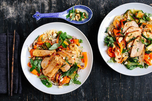 Tamarinden-Schweinesteak auf Glasnudelsalat mit Cashews