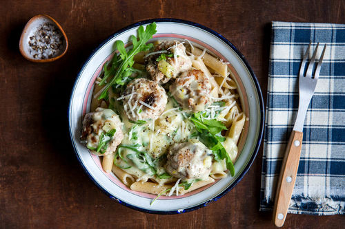 Hackbällchen mit Pflaumen an Béchamel-Sauce mit Penne