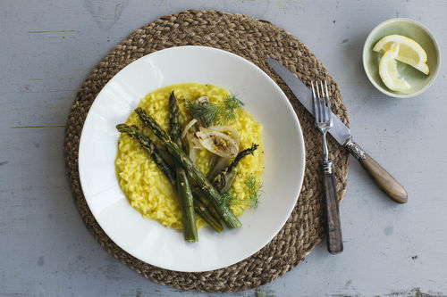 Spargel-Fenchel-Risotto mit Safran und Zitrone