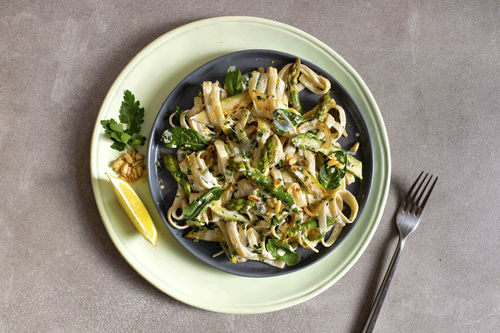 Tagliatelle mit grünem Spargel in Sojasahne mit Spinat