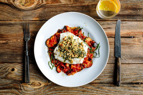 Low Carb: Seehecht mit Walnuss-Kräuter-Kruste auf schnellem Ratatouille-Gemüse