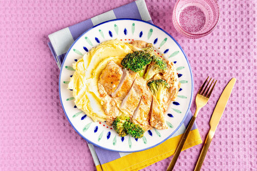 Saftige Hähnchenbrust auf Kartoffelpüree mit cremiger Sauce und Brokkoli