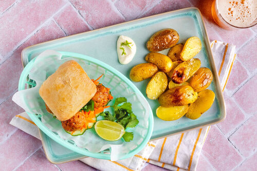 Bánh Mì mit Schweinehackbällchen dazu Ofenkartoffeln und Limettenmayo
