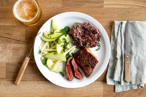 Rindersteak mit Bohnencreme und Apfel-Kohlrabi-Meerrettich-Salat