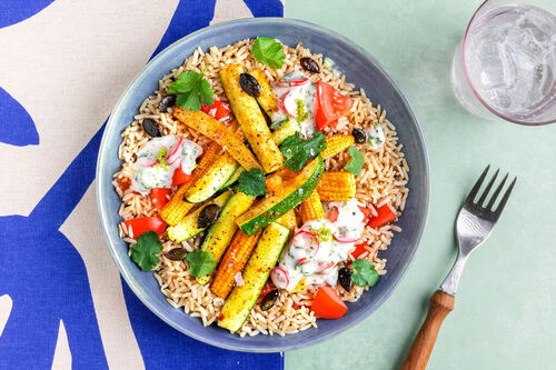 Grillgemüse auf Vollkornreis mexikanische Art mit Koriander-Limetten-Creme