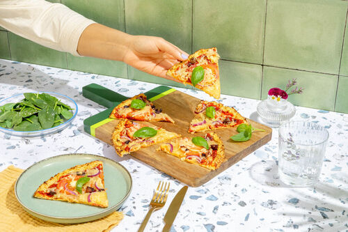 Special Low Carb: Blumenkohlreis-Pizza mit pikanter Tomatensauce, Oliven & Basilikum