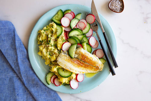 Gebackenes Schollenfilet mit Püree und Radieschensalat