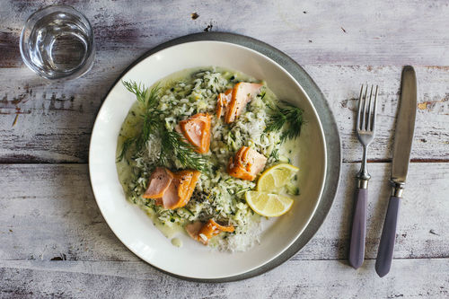 Feines Räucherlachs-Risotto mit Crème fraîche, Zitrone und Dill