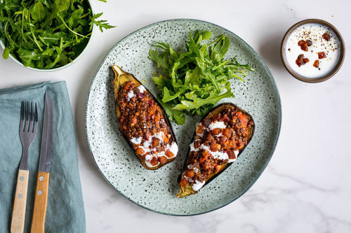 Marokkanische Aubergine mit Belugalinsen, Joghurt und Rucola