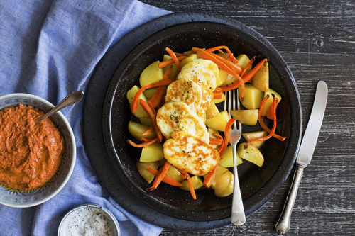 Halloumi mit Muhammara-Dip und Ofengemüse