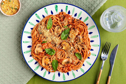 Vollkornpasta mit Gemüsesauce Bolognese-Style mit Basilikum und Käse