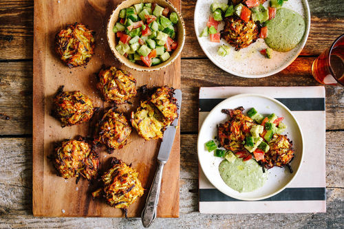 Indische Gemüse-Pakoras mit Cashewdip und Avocadosalat