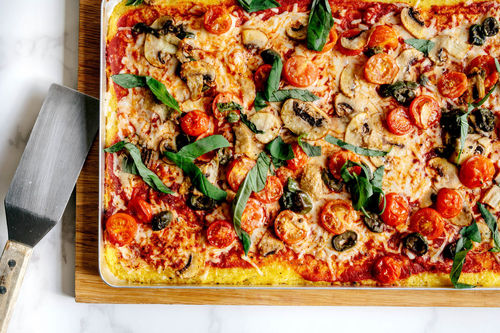 Champignon-Polenta-Pizza mit Oliven und frischem Basilikum