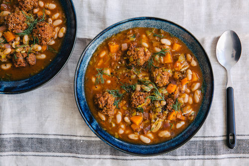 Special Low Carb: Deftiger Eintopf Balkan-Art mit Rindfleischbällchen und Bohnen