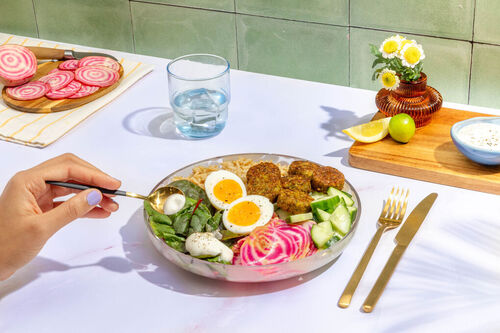 Special: Falafeln und Ei auf Naturreis mit Chioggia-Bete und Joghurtdip