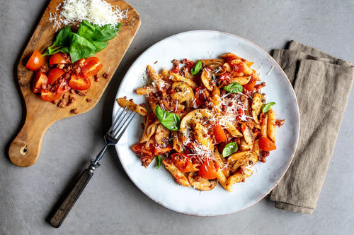 Champignon-Speck-Penne mit Kirschtomaten und Käse
