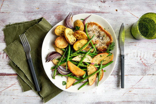 Schweinesteak mit Kartoffeln und fruchtigem Bohnengemüse