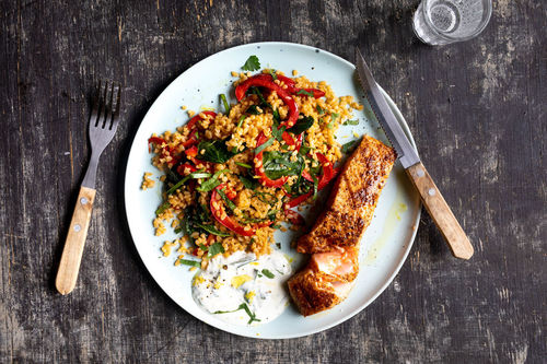 Gebackener Lachs mit Joghurt und Paprika-Spinat-Bulgur