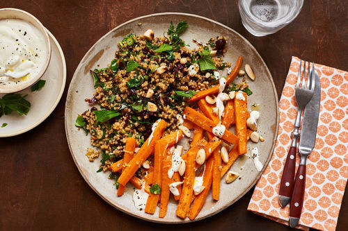 Bulgursalat mit Cranberrys dazu Ofenkarotten und Joghurtdip