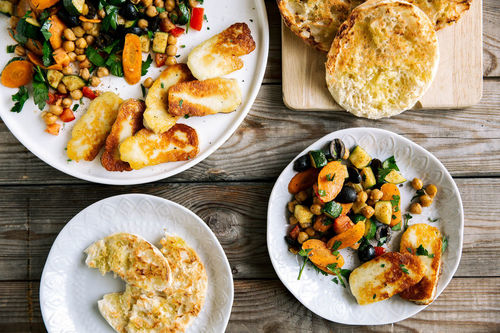 Gegrillter Halloumi mit Kichererbsensalat und Pitabrot