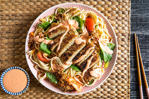 Bohnenschnitzel auf Udon mit Salatmix, Babymangold und Hoisindressing