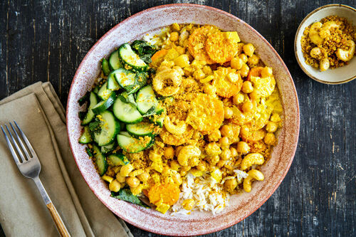 Japanisches Kichererbsencurry vegan mit Reis und eingelegter Gurke