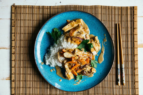 Indonesische Hähnchenbrust mit Erdnusssauce und Basmatireis