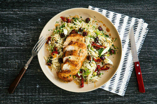 Paprikahähnchen auf Nudelsalat mit getrockneten Tomaten und Oliven