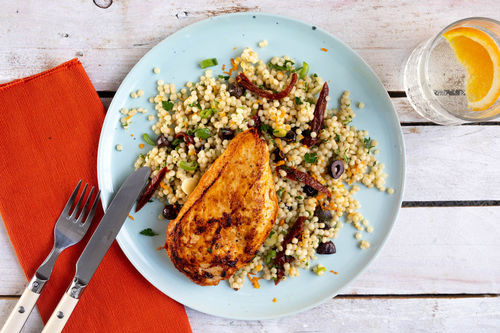 Zartes Hähnchenschnitzel auf Perlencouscous-Salat mit Oliven