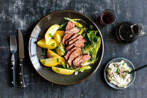 Klassisches Rinderhüftsteak mit Kartoffeln, Schmanddip und Salat