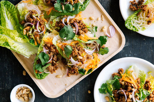 Salatschiffchen mit Rinderhack in Hoisinsauce mit Sambal Oelek