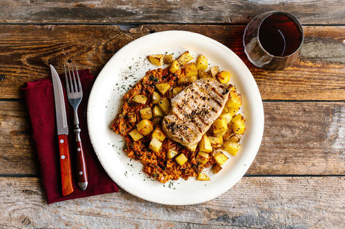 Gegrilltes Schweinerückensteak mit Ofenkartoffeln und Ajvar-Dip