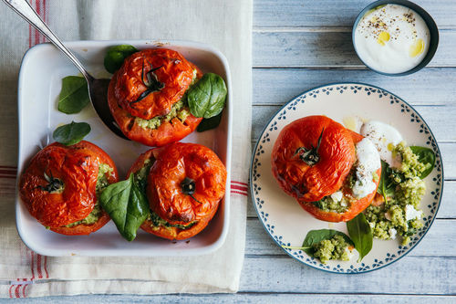 Gefüllte Quinoa-Tomaten mit Cashew-Spinat-Pesto und Feta
