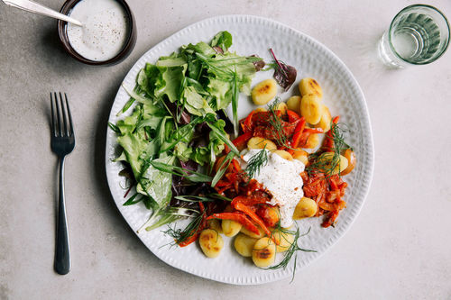 Paprika-Tomaten-Gnocchi mit Sauerrahmdip und Salat