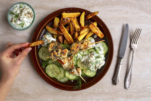 Griechische Hähnchen-Souvlaki mit Pommes, Tzatziki und Gurkensalat