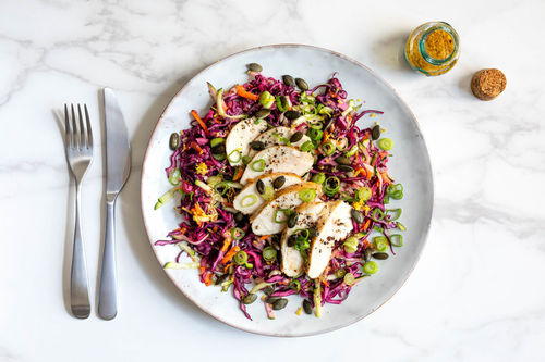 Zarte Hähnchenbrust auf fruchtigem Rotkohlsalat