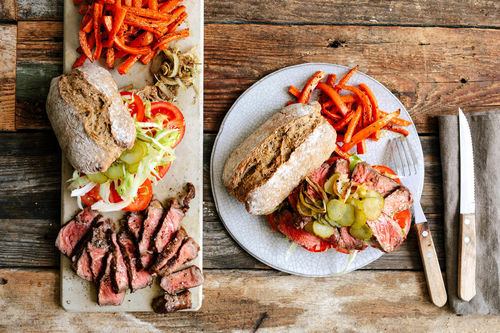 American Roastbeefsandwich mit Gewürzgurke, dazu Karottenpommes
