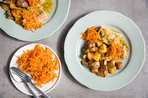 Chermoula-Lachs aus dem Ofen mit Kartoffeln und Karottensalat