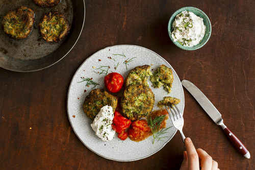 Karotten-Zucchini-Bratlinge mit Feta-Minze-Dip und Tomatenrelish