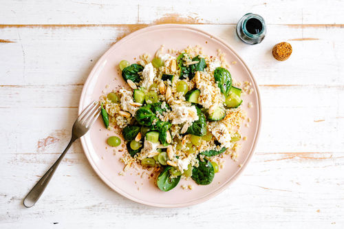 Bunter Ziegenkäse-Bulgur-Salat mit Weintrauben, Spinat und Mandeln