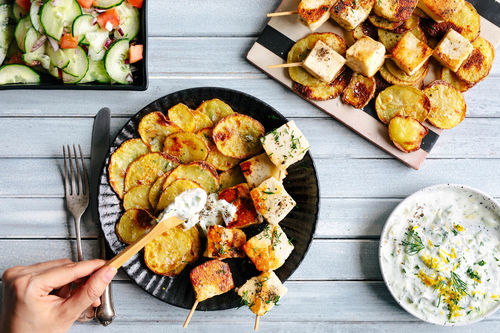 Pikante Halloumispieße mit Ofenkartoffeln und Tzatziki