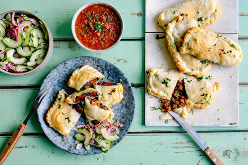 Süßkartoffel-Bohnen-Empanadas mit Röstgemüse-Salsa und Gurkensalat