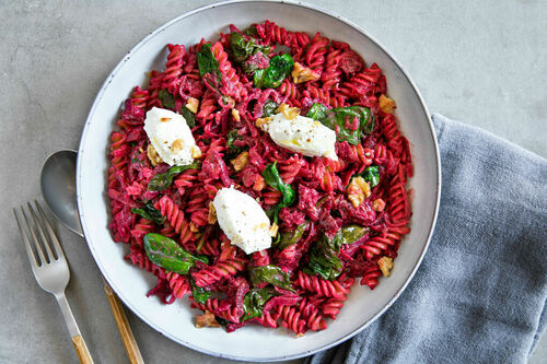 Rote-Bete-Pasta mit Spinat dazu Ziegenfrischkäse und Walnüsse