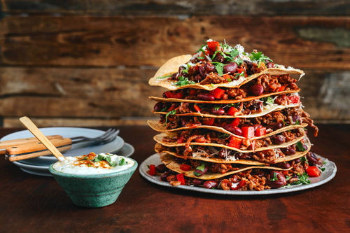Chili-con-Carne-Turm mit knusprigen Tortillas und Käse