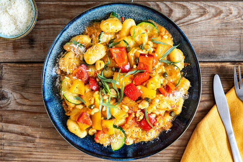 Gnocchi mit Estragon-Nuss-Pesto mit Zucchini und Kapern