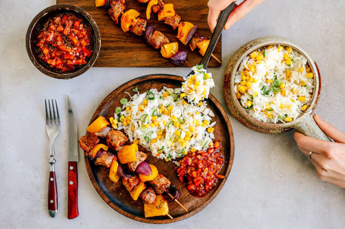 Schweinefilet-Schaschlik mit Reissalat und rauchiger Salsa