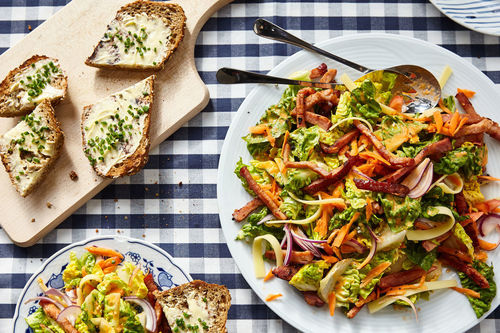Chefsalat mit magerem Kassler und knusprigem Schnittlauch-Baguette