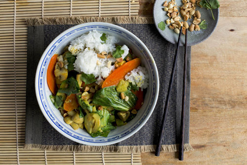 Schnelles Kokos-Thaicurry mit Gemüse und Jasminreis