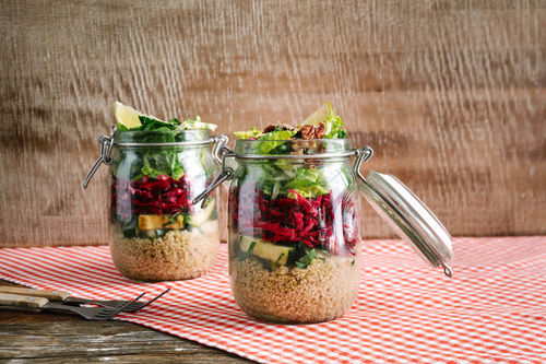 Picknick-Salat mit Quinoa mit Roter Bete und Pekannüssen